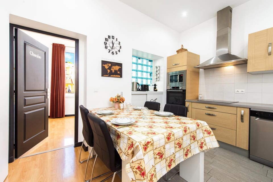 Coffee/tea facilities, Kitchen or kitchenette, Dining area, dishwasher, oven, stove, toaster, washing machine, dryer