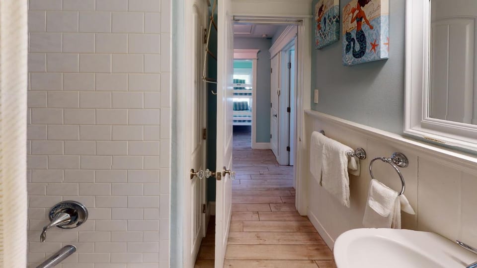 Lazy Days - 1 block to the Beach Private Pool House in Lido Key