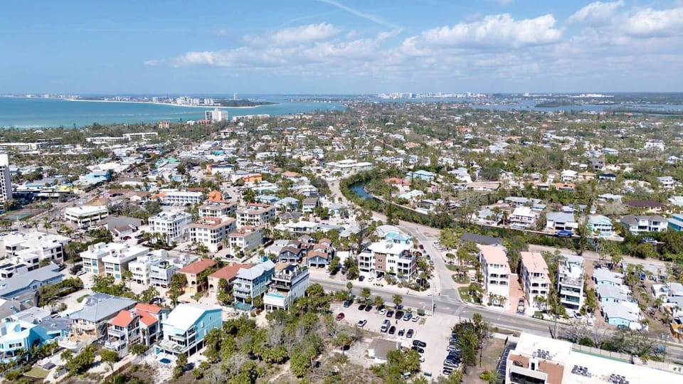 Siesta Beachfront Paradise - Infinity Pool & Spa House in Siesta Beach