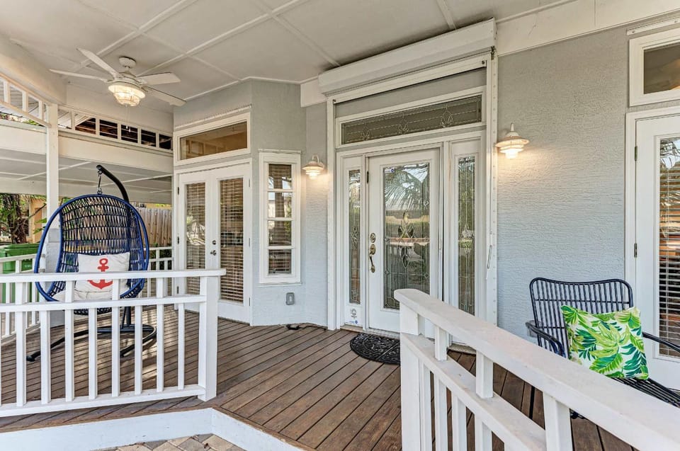 Cottage on Lido Key - One block to Beach Pool House in Lido Key