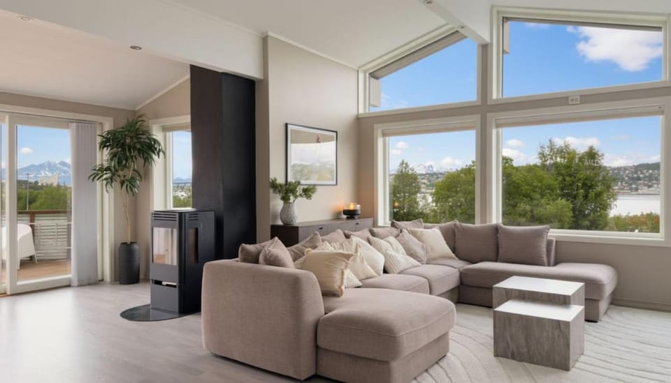 Day, Natural landscape, Summer, View (from property/room), Living room, Seating area, Landmark view, fireplace