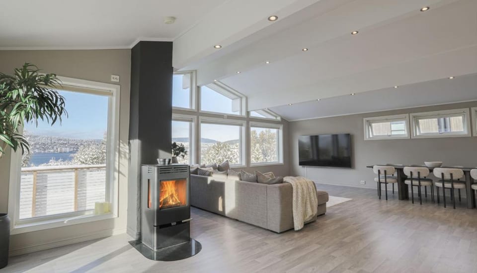 Winter, TV and multimedia, Living room, Seating area, fireplace