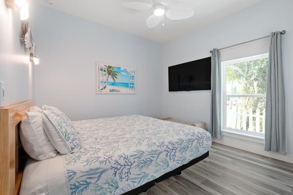 Bed, TV and multimedia, Bedroom