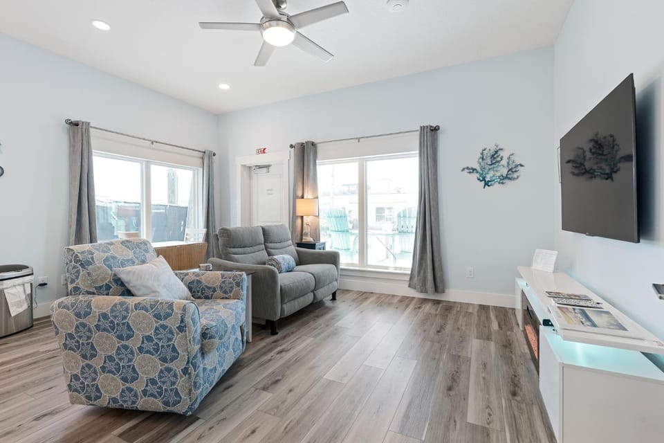 TV and multimedia, Living room, Seating area, fireplace