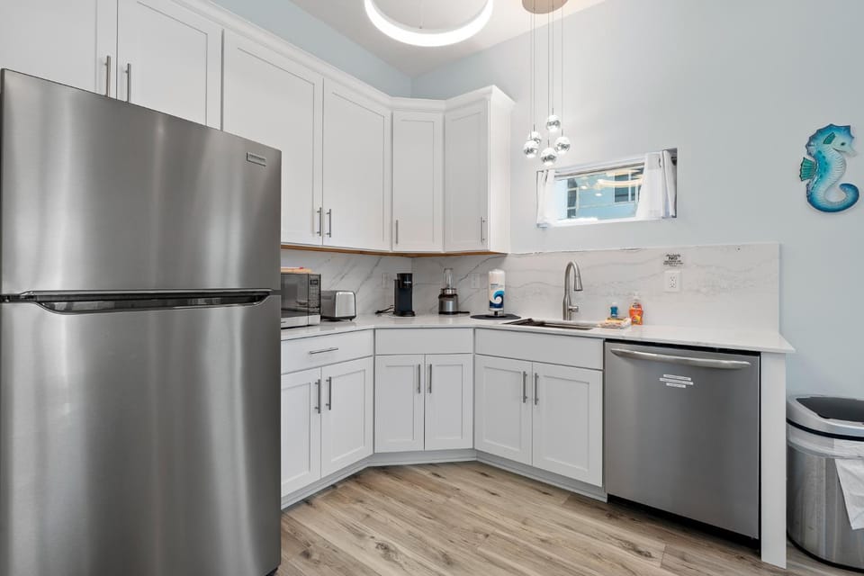 Kitchen or kitchenette, dishwasher, toaster