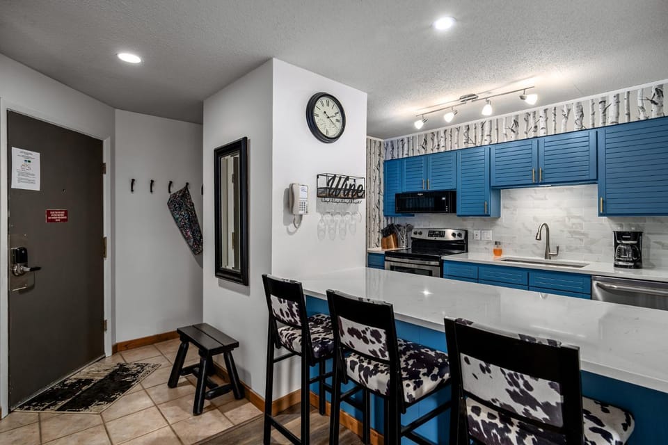 Hot tubs and pool -Looping shuttle- Cozy fireplace Apartment in Steamboat Springs