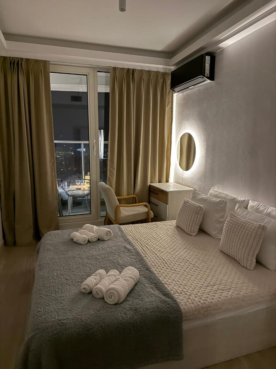 Bed, Photo of the whole room, Bedroom, towels
