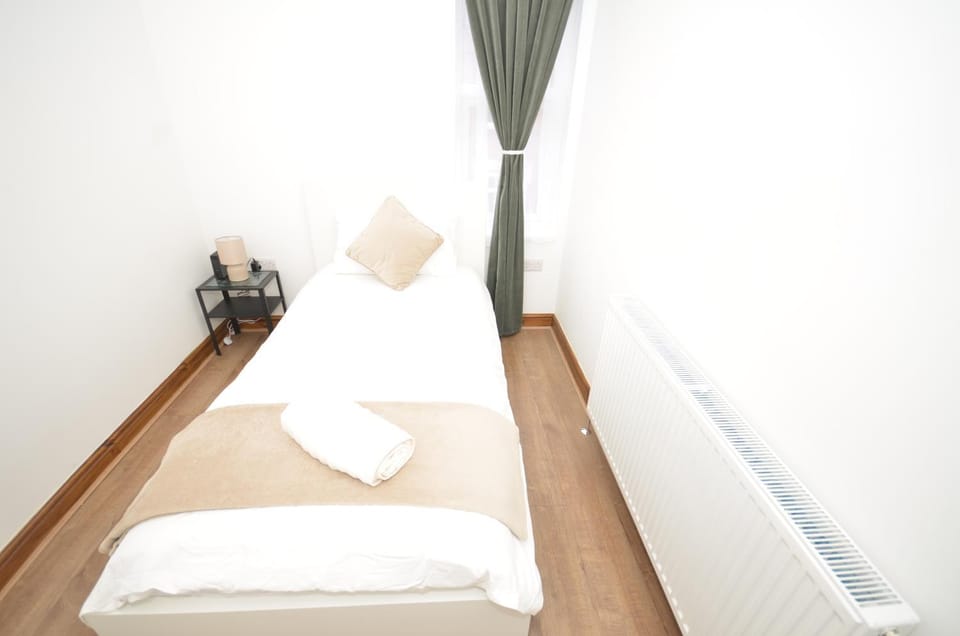 Bed, Bedroom, internet, towels