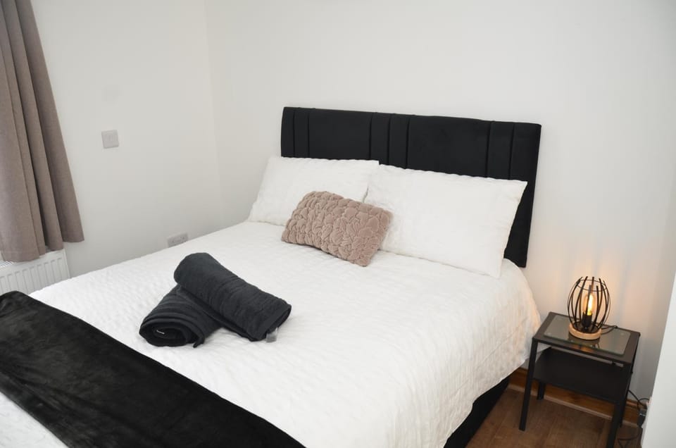 Bed, Photo of the whole room, Bedroom, towels