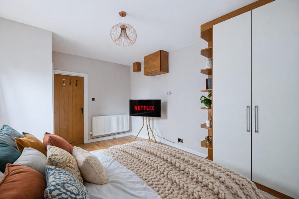 Bed, TV and multimedia, Bedroom