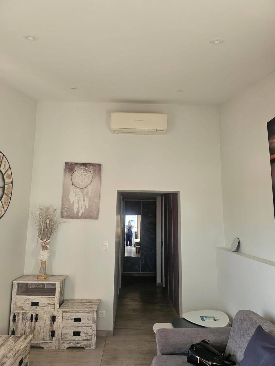 Seating area, air conditioner