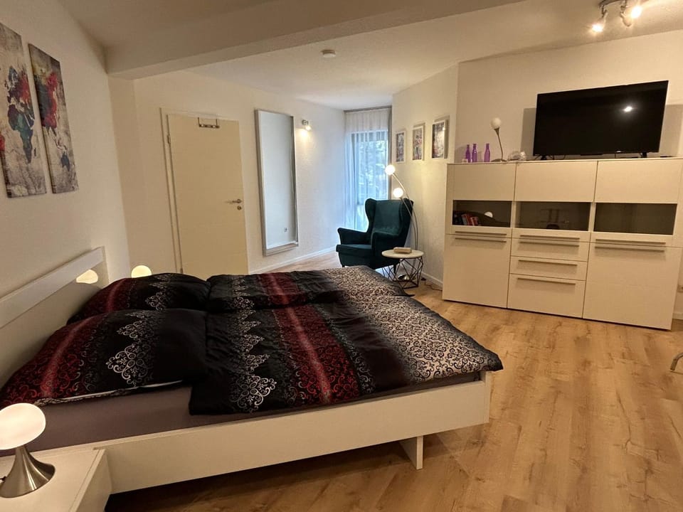 Bed, TV and multimedia, Photo of the whole room, Bedroom
