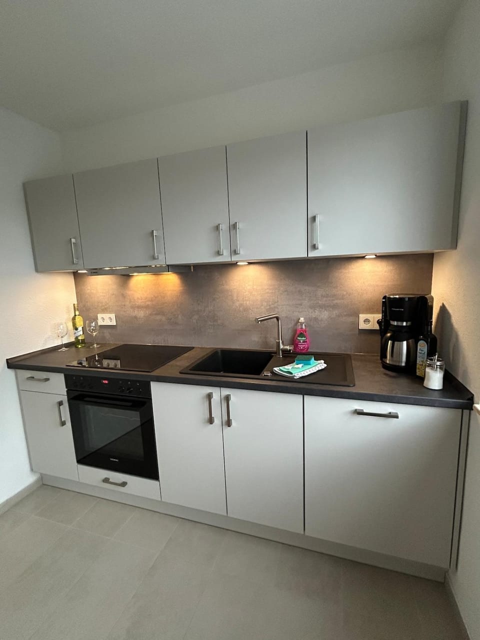 Coffee/tea facilities, Kitchen or kitchenette, dishwasher, oven, stove, toaster