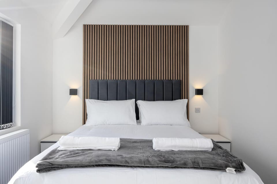 Bed, towels