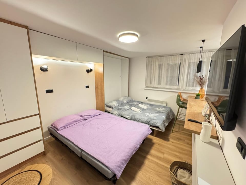 Bed, TV and multimedia, Photo of the whole room, Bedroom, towels, wardrobe