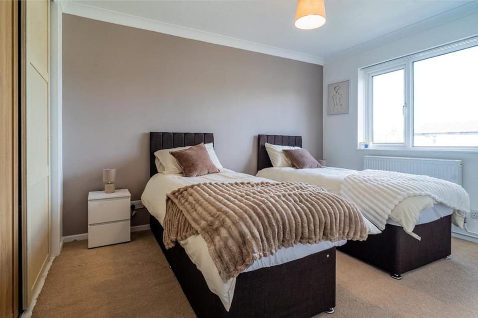 Spacious 3-Bed Home with parking House in Colchester