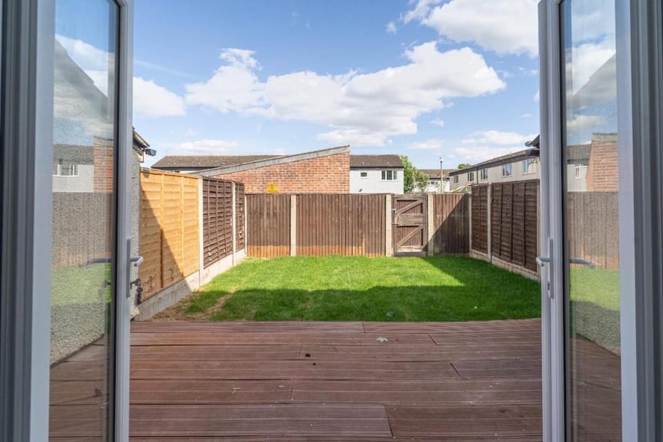 Spacious 3-Bed Home with parking House in Colchester