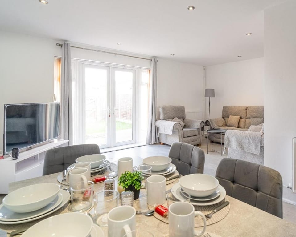 Spacious 3-Bed Home with parking House in Colchester