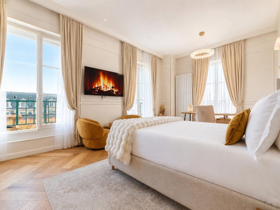 Bed, TV and multimedia, Photo of the whole room, Bedroom