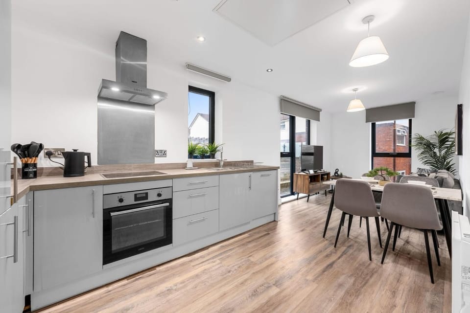 Modern 2BR in M5, Man United Stadium, and MediaCity Apartment in Salford