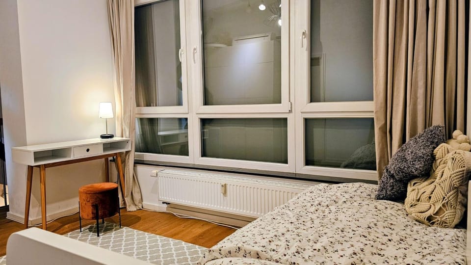 Bed, Photo of the whole room, Seating area, Bedroom, internet