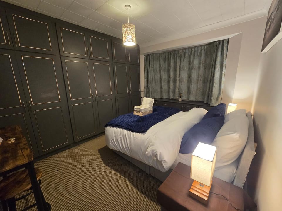 Entire Upstairs 1-Bedroom London Home with Private Bathroom and Kitchen, Great City and Heathrow Links Bed and Breakfast in Hounslow