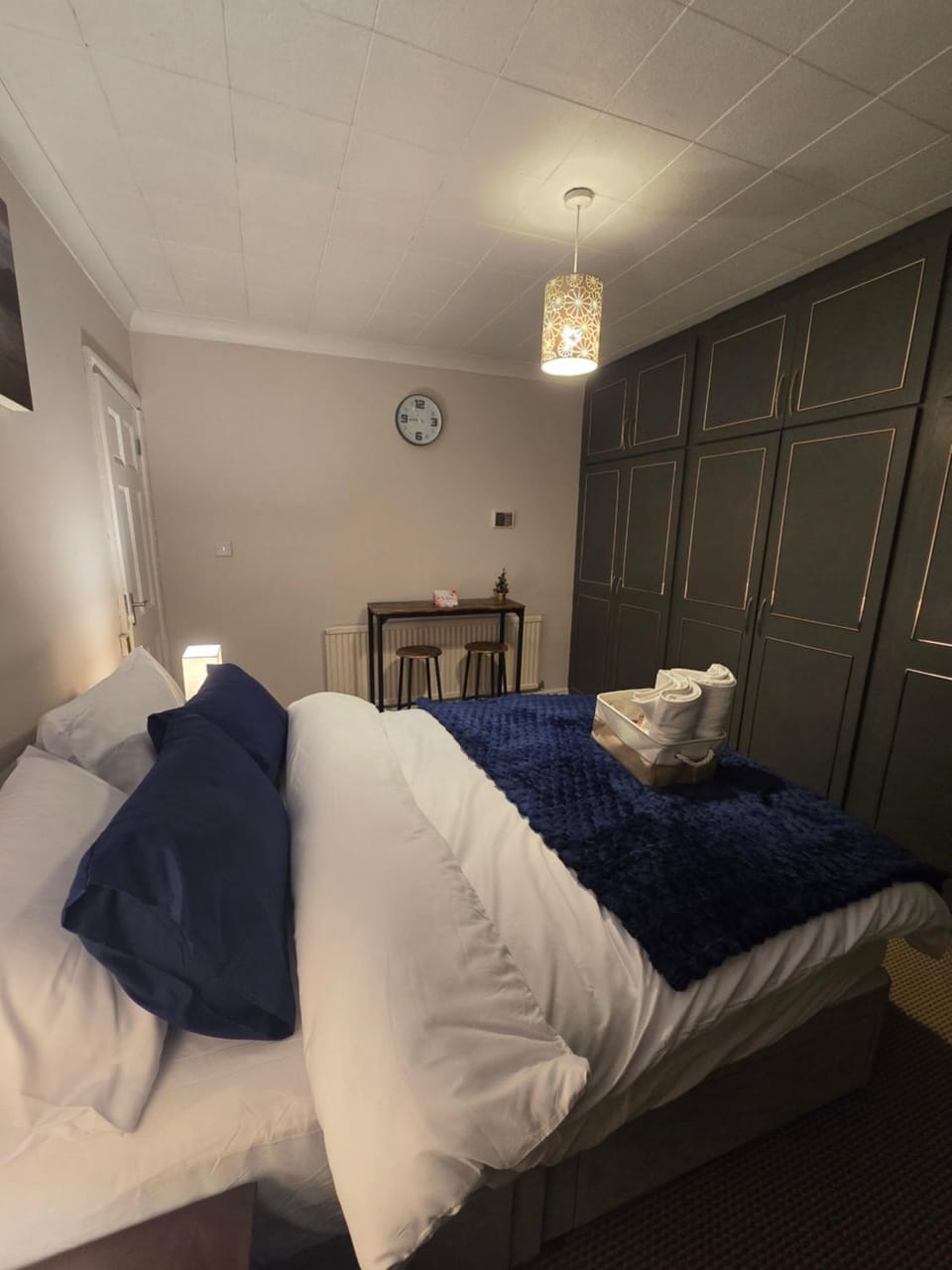 Entire Upstairs 1-Bedroom London Home with Private Bathroom and Kitchen, Great City and Heathrow Links Bed and Breakfast in Hounslow