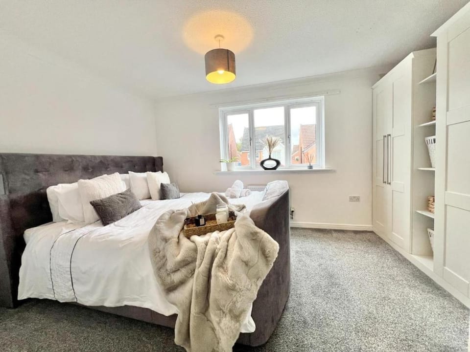 Contemporary 4-Bed home for Contractors & Families House in England
