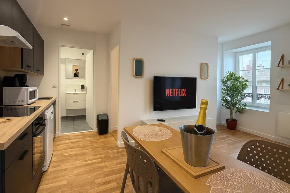 TV and multimedia, Kitchen or kitchenette, Dining area, oven, stove
