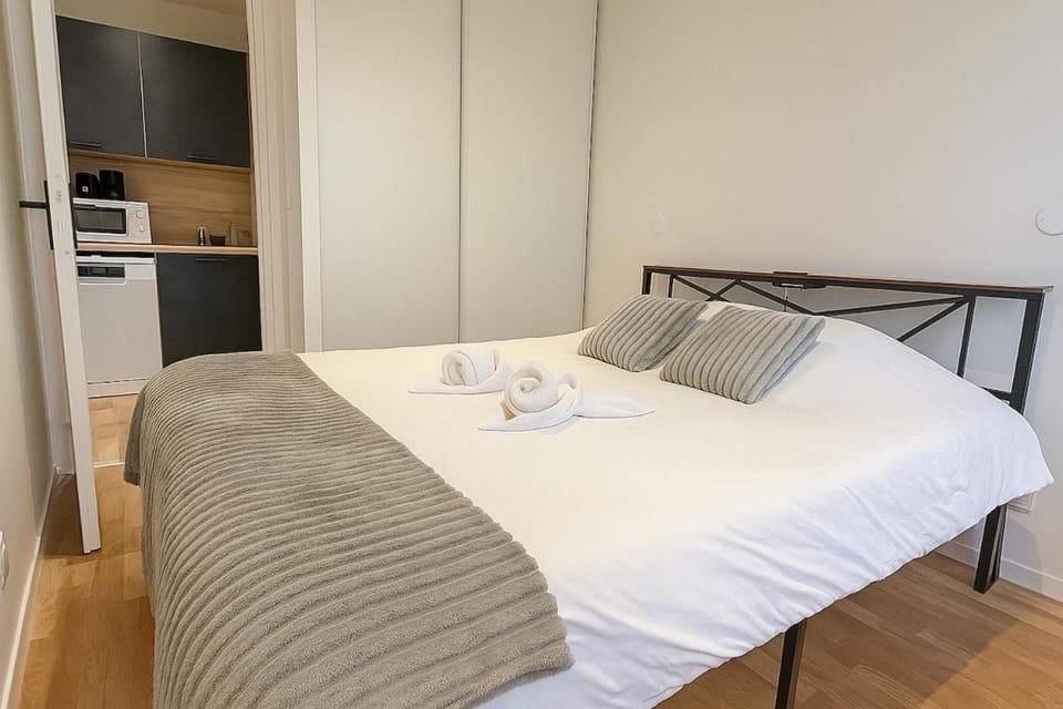 Bed, Photo of the whole room, Bedroom, towels