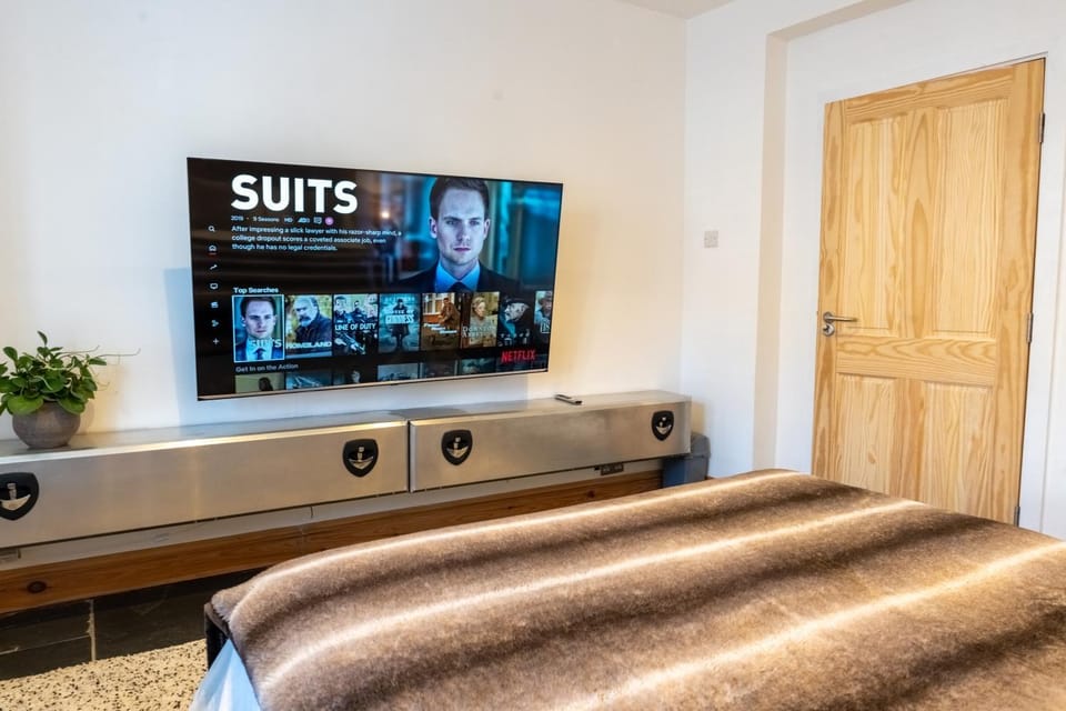 Bed, TV and multimedia, Photo of the whole room, Evening entertainment, Bedroom