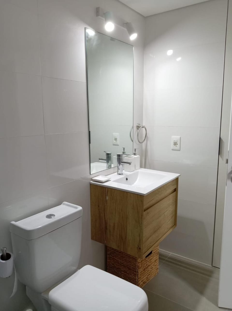 Shower, Toilet, Bathroom, bidet, towels