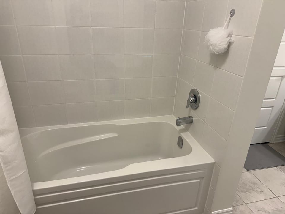 Fully furnished 3BR, 3WR entire two storey with unfinished basement- Ford Milton , ON Canada Villa in Milton