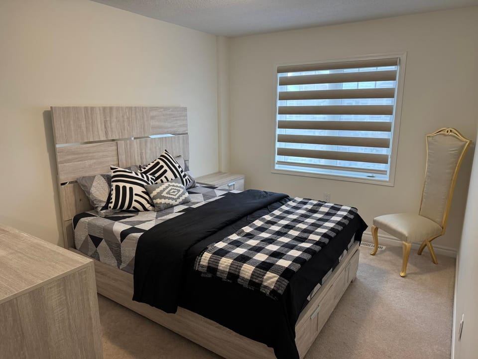 Fully furnished 3BR, 3WR entire two storey with unfinished basement- Ford Milton , ON Canada Villa in Milton