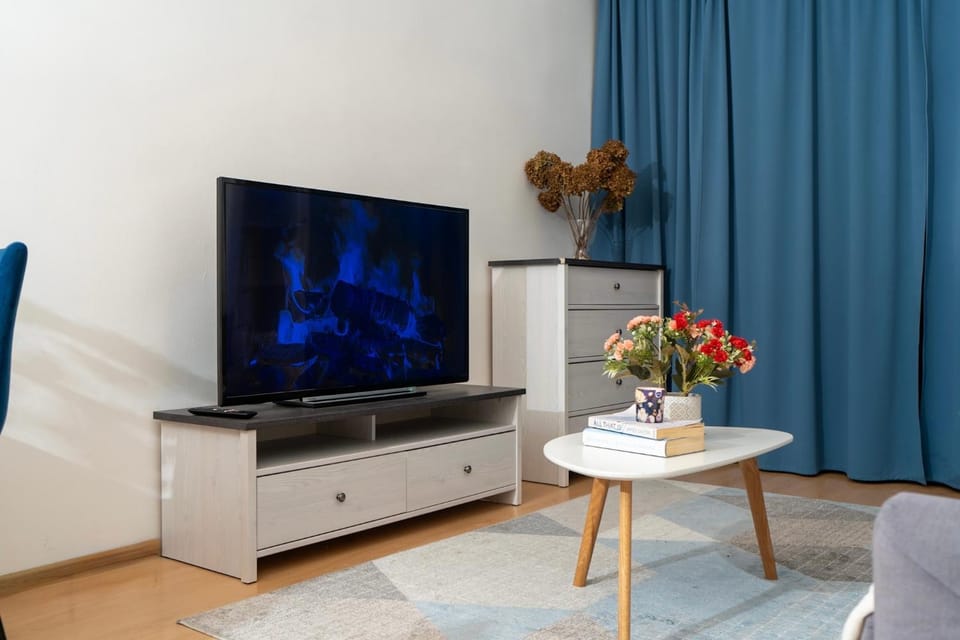 Spacious 2 bedroom Apartment in Warsaw Centre, Fast Wi-Fi, Self Check In, Family & Work Friendly Apartment in Warsaw