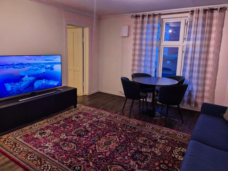 TV and multimedia, Living room, Seating area, Dining area