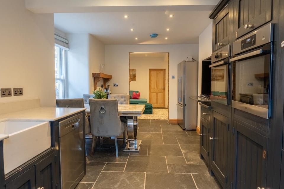 Kitchen or kitchenette, Dining area, oven, stove