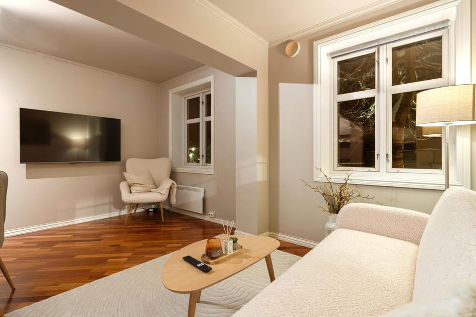 View (from property/room), View (from property/room), Living room, Seating area, City view, City view