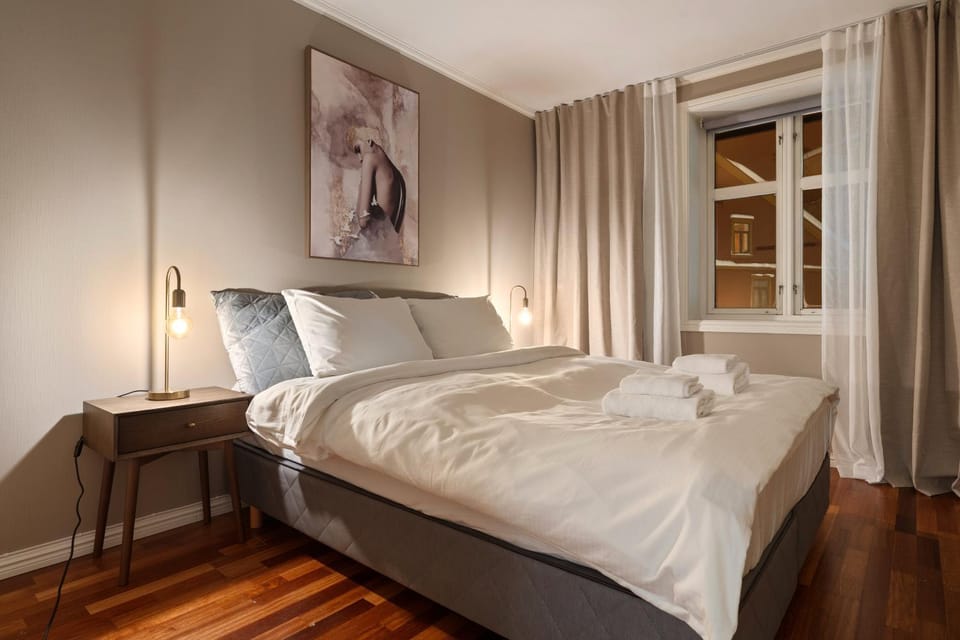 Bed, towels