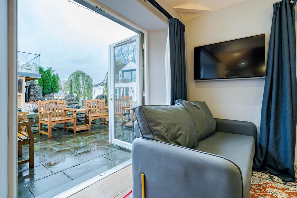 Waterhead Retreat, Ground Floor Bathtub Suites with Private Entrance Bed and Breakfast in Ambleside