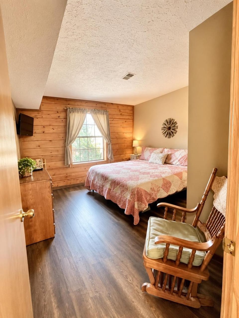 Bed, TV and multimedia, Living room, Photo of the whole room, Seating area, Bedroom