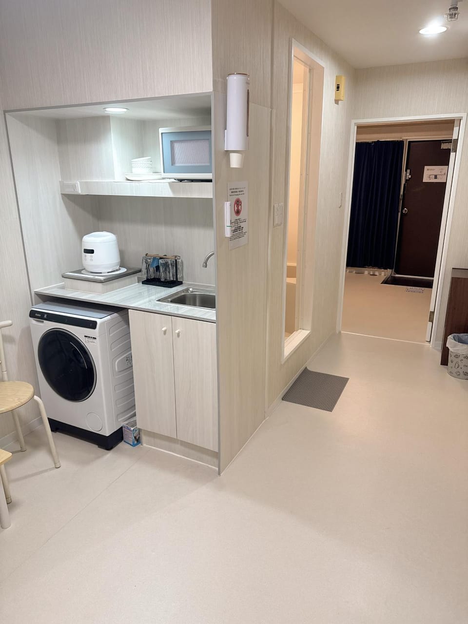 Kitchen or kitchenette, stove, washing machine
