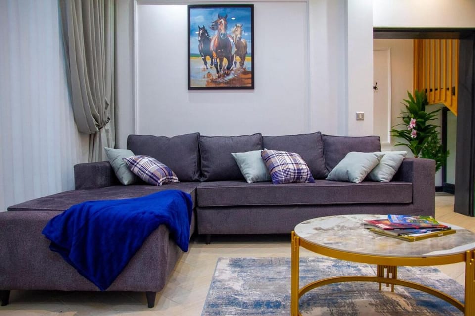 Sapphire Haven Lake Mansion Modern 3BR, Lakeview Apartment in Kampala