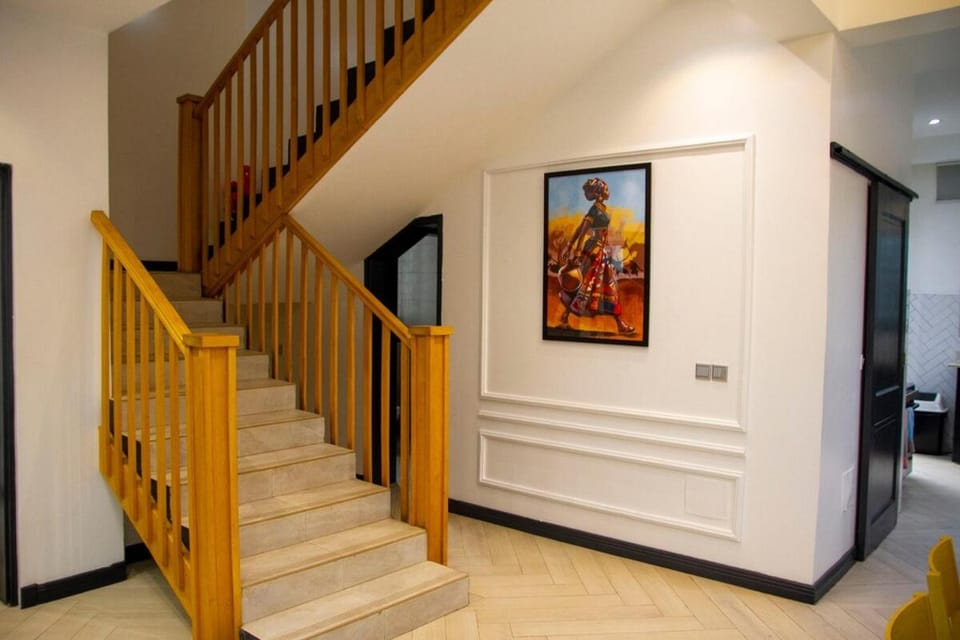 Sapphire Haven Lake Mansion Modern 3BR, Lakeview Apartment in Kampala
