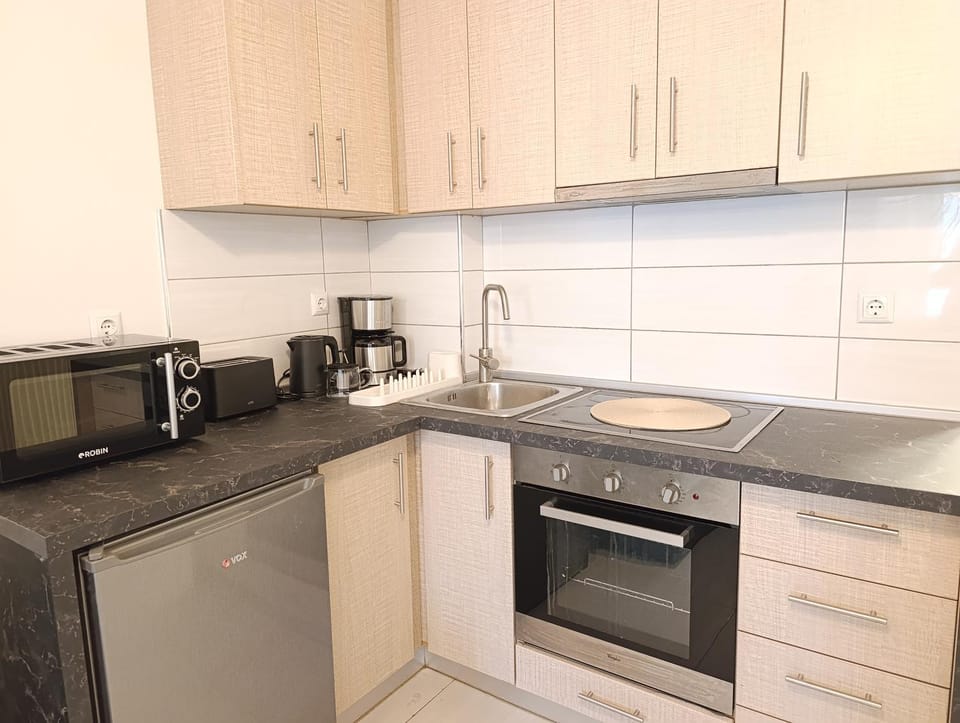 Coffee/tea facilities, Kitchen or kitchenette, microwave, oven, stove, toaster