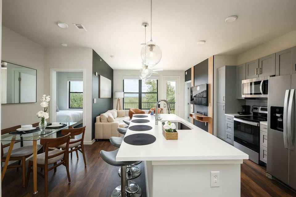 Stylish Downtown 2BR Retreat with Parking and Pool Apartment in San Antonio