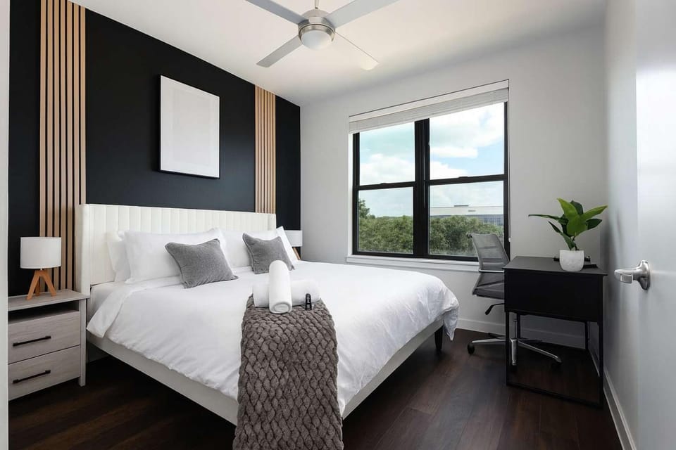 Stylish Downtown 2BR Retreat with Parking and Pool Apartment in San Antonio