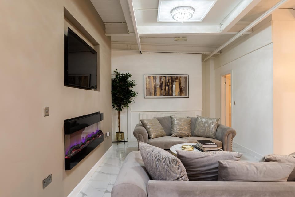 Skyway Luxury Stay with Jacuzzi Bath Apartment in Bradford