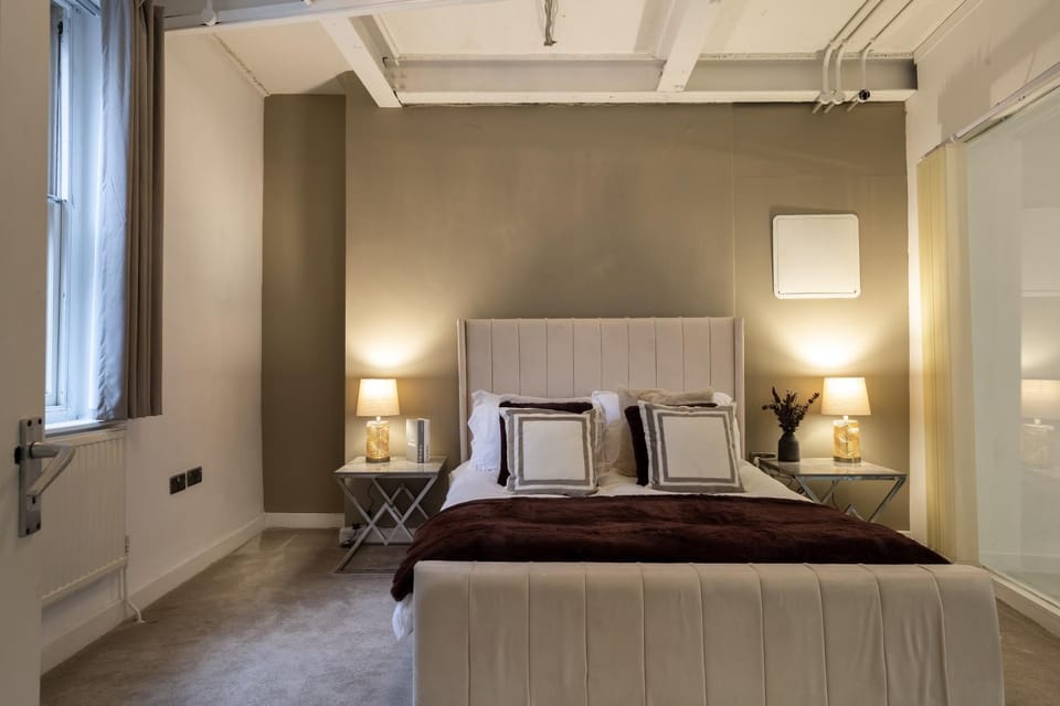 Skyway Luxury Stay with Jacuzzi Bath Apartment in Bradford