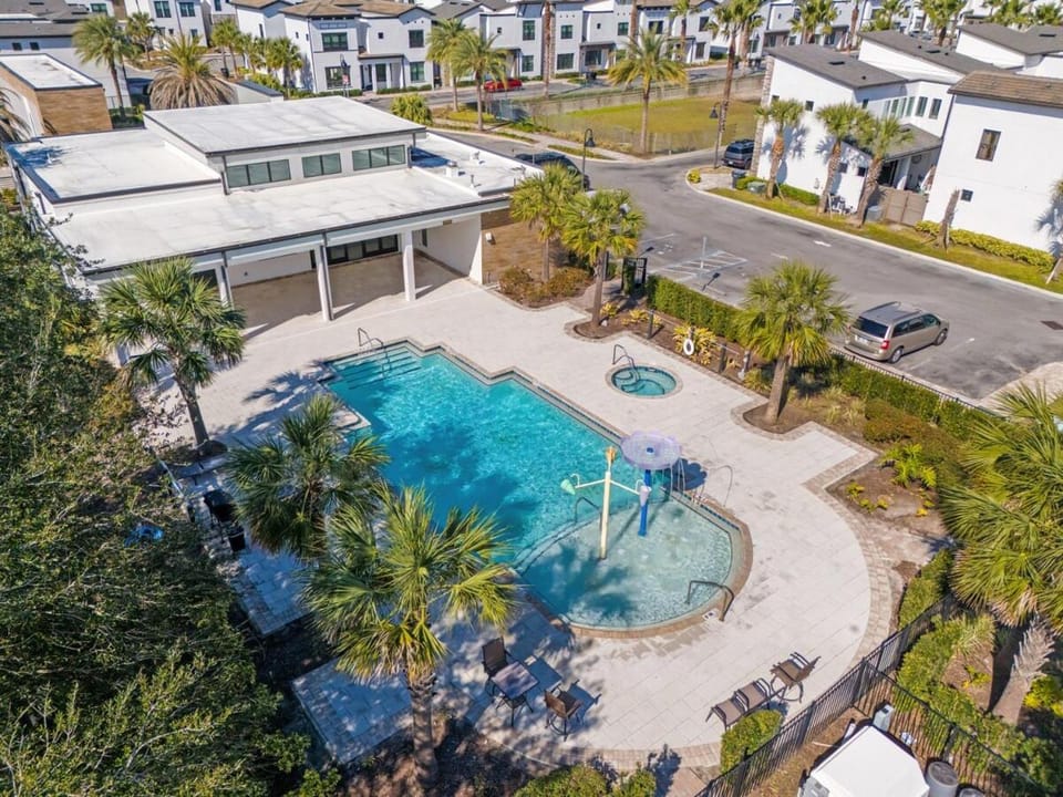 Modern resort style retreat with great amenities Villa in Loughman